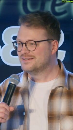 Maxi Gstettenbauer Instagram - Bei Hüpfburgen setzt der Verstand nun mal einfach aus! 😅 @maxigstettenb0wer 

#nightwash #tv #rtl #rtlzwei #comedy #standup #comedydeutschland #standupcomedy #fernsehen #maxigstettenbauer #event #entertainment #köln #comedian