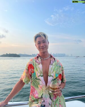 Maxi Lim Jun Liang Instagram - Day ☀️ or night? 🌚 

#yatch #sea #dollarshapeclub #sailing