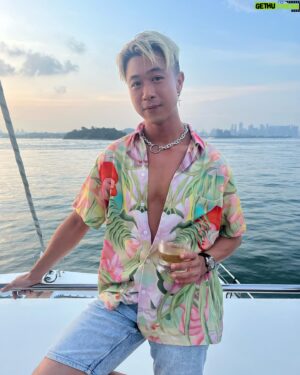 Maxi Lim Jun Liang Instagram - Day ☀️ or night? 🌚 

#yatch #sea #dollarshapeclub #sailing