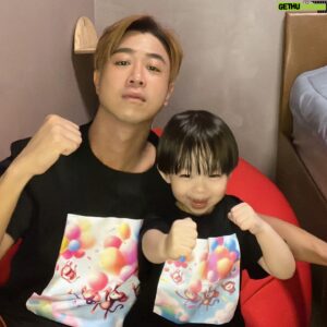 Maxi Lim Jun Liang Instagram - HAPPY FATHER’S DAY TO ALL DADS 👨‍👦

Thank you for giving the hugs only you can give.
For the lessons only you can teach.
For loving the way only you can love. 💕 

👕: @yotmstore #fathersday #happyfathersday