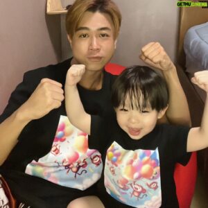 Maxi Lim Jun Liang Instagram - HAPPY FATHER’S DAY TO ALL DADS 👨‍👦

Thank you for giving the hugs only you can give.
For the lessons only you can teach.
For loving the way only you can love. 💕 

👕: @yotmstore #fathersday #happyfathersday