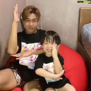 Maxi Lim Jun Liang Instagram - HAPPY FATHER’S DAY TO ALL DADS 👨‍👦

Thank you for giving the hugs only you can give.
For the lessons only you can teach.
For loving the way only you can love. 💕 

👕: @yotmstore #fathersday #happyfathersday