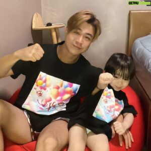 Maxi Lim Jun Liang Instagram - HAPPY FATHER’S DAY TO ALL DADS 👨‍👦

Thank you for giving the hugs only you can give.
For the lessons only you can teach.
For loving the way only you can love. 💕 

👕: @yotmstore #fathersday #happyfathersday
