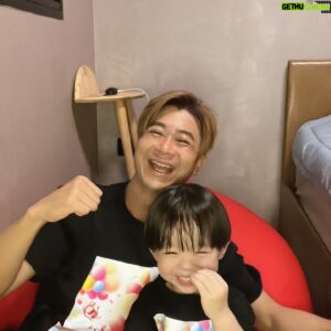 Maxi Lim Jun Liang Instagram - HAPPY FATHER’S DAY TO ALL DADS 👨‍👦

Thank you for giving the hugs only you can give.
For the lessons only you can teach.
For loving the way only you can love. 💕 

👕: @yotmstore #fathersday #happyfathersday