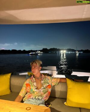 Maxi Lim Jun Liang Instagram - Day ☀️ or night? 🌚 

#yatch #sea #dollarshapeclub #sailing