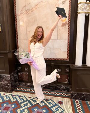 Maxime Dufour-Lapointe Instagram - Collation des grades 2023 - Un sourire qui exprime toute ma fierté en cette célébration officielle de la complétion de mon doctorat auprès de ma famille, mes amies et collègues ! 👩🏼‍🎓✨ Je suis aussi particulièrement émue de constater tout le chemin que j’ai parcouru. Il a y seulement 5 ans, je prenais ma retraite du sport et aujourd’hui, on peut maintenant m’appeler docteure! Comme quoi, plus d’un rêve est possible dans une vie ! Merci encore à tous ceux et celles qui m’ont aidé à y parvenir! 🩺💙