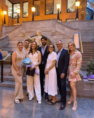Maxime Dufour-Lapointe Instagram - Collation des grades 2023 - Un sourire qui exprime toute ma fierté en cette célébration officielle de la complétion de mon doctorat auprès de ma famille, mes amies et collègues ! 👩🏼‍🎓✨ Je suis aussi particulièrement émue de constater tout le chemin que j’ai parcouru. Il a y seulement 5 ans, je prenais ma retraite du sport et aujourd’hui, on peut maintenant m’appeler docteure! Comme quoi, plus d’un rêve est possible dans une vie ! Merci encore à tous ceux et celles qui m’ont aidé à y parvenir! 🩺💙