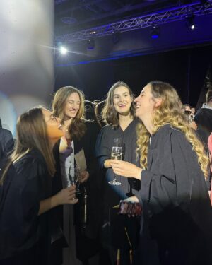 Maxime Dufour-Lapointe Instagram - Collation des grades 2023 - Un sourire qui exprime toute ma fierté en cette célébration officielle de la complétion de mon doctorat auprès de ma famille, mes amies et collègues ! 👩🏼‍🎓✨ Je suis aussi particulièrement émue de constater tout le chemin que j’ai parcouru. Il a y seulement 5 ans, je prenais ma retraite du sport et aujourd’hui, on peut maintenant m’appeler docteure! Comme quoi, plus d’un rêve est possible dans une vie ! Merci encore à tous ceux et celles qui m’ont aidé à y parvenir! 🩺💙