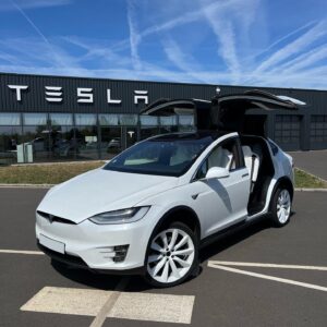 Maxime Langlais Instagram - On a craqué complet 🤣🤣🤣

C’est pas une blague les Pépitos avec Biche on vient de s’offrir le Tesla Model X en 7 places ! 

Tu penses quoi de la config full full white ? Il est incroyable ou pas ? 😱😍⚡️

#spacex #teslamodelx #tesla