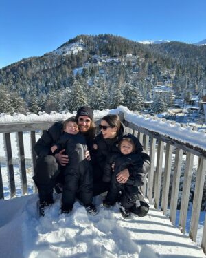 Maxime Langlais Instagram - Nos premières vacances au ski en famille 🤍 
Je n’ai pas réussi à choisir du coup j’ai mis les 2 😁 
vous préférez quelle photo vous, la 1ère ou la 2ème ?