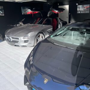 Maxime Langlais Instagram - J’ai l’impression de vivre un rêve éveillé, j’ai toujours rêvé de cette œuvre d’art qui est à mes yeux la Joconde de l’automobile avec ses fameuses portes "papillon" ! 

Je suis ému et fier d’avoir réussi à m’offrir cette pépite dans cette sublime configuration, gris imola, intérieur "Cartier", si il y’a bien une voiture dont je ne me séparerai jamais c’est elle !

C’est vraiment la plus belle voiture du monde, on est d’accord ou pas ? 😊

#mercedes #mercedessls #sls #slsamg