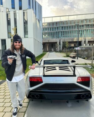 Maxime Langlais Instagram - Booom !!! 🌪️🌪️🌪️

La fameuse Squadra Corse ! 1 des 50 au monde ! Ne laisse personne te faire croire que tes rêves sont irréalisables, le secret pour passer du 1:43 au réel c’est ton envie Johnny 💪🏼

C’est sans aucun doute la voiture la plus violente que j’ai roulé ! C’est vraiment physique ! La sensation de conduire une Trofeo sur route ouvert ! C’est inimaginable comme ça te cogne ! Il faut le vivre pour le croire 😅

Dès que la météo le permet, je passe voir tonton @akramjunior pour une présentation et un essai complet comme à l’ancienne 🎥 🔥

#lamborghini #squadracorse