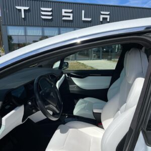 Maxime Langlais Instagram - On a craqué complet 🤣🤣🤣

C’est pas une blague les Pépitos avec Biche on vient de s’offrir le Tesla Model X en 7 places ! 

Tu penses quoi de la config full full white ? Il est incroyable ou pas ? 😱😍⚡️

#spacex #teslamodelx #tesla