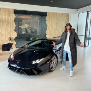 Maxime Langlais Instagram - Boooommmm !!! Je l’ai ma performante !!! C’est ma 36ème fusée et je sais déjà que c’est ma préférée 😱 

C’est la plus inconfortable que je n’ai jamais eu, au bout de 20 minutes j’ai mal partout 😂 elle est inutilisable sur route ouverte mais bordel cette violence !!! Cette sonorité !!! C’est une voiture de course homologuée pour la route c’est juste DINGUE 😍😍😍

Et toi c’est quoi LA voiture débile que tu rêves d’avoir ? 

Et comme d’hab @dccovering à encore frappé !!! 

Nous partions de très très loin, elle était blanche d’origine avec un covering noir satin, les jantes noires et les étriers jaunes… Voici ce qui a été fait :

- Peinture pelable complète en Constellation Blue (couleur Land Rover département SV)
- Jantes repeintes en gris clair satin
- Étriers repeints en blanc 
- Protection complète Xpel Ultimate plus 
- Traitement céramique @krytex_france 

La vidéo de la livraison est disponible sur ma chaîne YouTube 💥 

#lamborghini #huracanperformante #lp6404 #constellationblue #krytex #dccovering