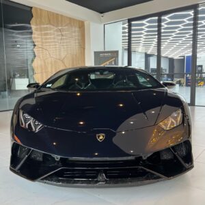 Maxime Langlais Instagram - Boooommmm !!! Je l’ai ma performante !!! C’est ma 36ème fusée et je sais déjà que c’est ma préférée 😱 

C’est la plus inconfortable que je n’ai jamais eu, au bout de 20 minutes j’ai mal partout 😂 elle est inutilisable sur route ouverte mais bordel cette violence !!! Cette sonorité !!! C’est une voiture de course homologuée pour la route c’est juste DINGUE 😍😍😍

Et toi c’est quoi LA voiture débile que tu rêves d’avoir ? 

Et comme d’hab @dccovering à encore frappé !!! 

Nous partions de très très loin, elle était blanche d’origine avec un covering noir satin, les jantes noires et les étriers jaunes… Voici ce qui a été fait :

- Peinture pelable complète en Constellation Blue (couleur Land Rover département SV)
- Jantes repeintes en gris clair satin
- Étriers repeints en blanc 
- Protection complète Xpel Ultimate plus 
- Traitement céramique @krytex_france 

La vidéo de la livraison est disponible sur ma chaîne YouTube 💥 

#lamborghini #huracanperformante #lp6404 #constellationblue #krytex #dccovering