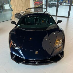Maxime Langlais Instagram - Boooommmm !!! Je l’ai ma performante !!! C’est ma 36ème fusée et je sais déjà que c’est ma préférée 😱 

C’est la plus inconfortable que je n’ai jamais eu, au bout de 20 minutes j’ai mal partout 😂 elle est inutilisable sur route ouverte mais bordel cette violence !!! Cette sonorité !!! C’est une voiture de course homologuée pour la route c’est juste DINGUE 😍😍😍

Et toi c’est quoi LA voiture débile que tu rêves d’avoir ? 

Et comme d’hab @dccovering à encore frappé !!! 

Nous partions de très très loin, elle était blanche d’origine avec un covering noir satin, les jantes noires et les étriers jaunes… Voici ce qui a été fait :

- Peinture pelable complète en Constellation Blue (couleur Land Rover département SV)
- Jantes repeintes en gris clair satin
- Étriers repeints en blanc 
- Protection complète Xpel Ultimate plus 
- Traitement céramique @krytex_france 

La vidéo de la livraison est disponible sur ma chaîne YouTube 💥 

#lamborghini #huracanperformante #lp6404 #constellationblue #krytex #dccovering