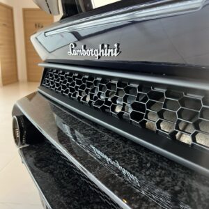 Maxime Langlais Instagram - Boooommmm !!! Je l’ai ma performante !!! C’est ma 36ème fusée et je sais déjà que c’est ma préférée 😱 

C’est la plus inconfortable que je n’ai jamais eu, au bout de 20 minutes j’ai mal partout 😂 elle est inutilisable sur route ouverte mais bordel cette violence !!! Cette sonorité !!! C’est une voiture de course homologuée pour la route c’est juste DINGUE 😍😍😍

Et toi c’est quoi LA voiture débile que tu rêves d’avoir ? 

Et comme d’hab @dccovering à encore frappé !!! 

Nous partions de très très loin, elle était blanche d’origine avec un covering noir satin, les jantes noires et les étriers jaunes… Voici ce qui a été fait :

- Peinture pelable complète en Constellation Blue (couleur Land Rover département SV)
- Jantes repeintes en gris clair satin
- Étriers repeints en blanc 
- Protection complète Xpel Ultimate plus 
- Traitement céramique @krytex_france 

La vidéo de la livraison est disponible sur ma chaîne YouTube 💥 

#lamborghini #huracanperformante #lp6404 #constellationblue #krytex #dccovering