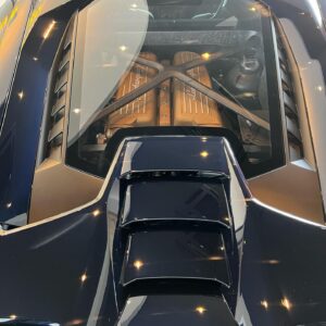 Maxime Langlais Instagram - Boooommmm !!! Je l’ai ma performante !!! C’est ma 36ème fusée et je sais déjà que c’est ma préférée 😱 

C’est la plus inconfortable que je n’ai jamais eu, au bout de 20 minutes j’ai mal partout 😂 elle est inutilisable sur route ouverte mais bordel cette violence !!! Cette sonorité !!! C’est une voiture de course homologuée pour la route c’est juste DINGUE 😍😍😍

Et toi c’est quoi LA voiture débile que tu rêves d’avoir ? 

Et comme d’hab @dccovering à encore frappé !!! 

Nous partions de très très loin, elle était blanche d’origine avec un covering noir satin, les jantes noires et les étriers jaunes… Voici ce qui a été fait :

- Peinture pelable complète en Constellation Blue (couleur Land Rover département SV)
- Jantes repeintes en gris clair satin
- Étriers repeints en blanc 
- Protection complète Xpel Ultimate plus 
- Traitement céramique @krytex_france 

La vidéo de la livraison est disponible sur ma chaîne YouTube 💥 

#lamborghini #huracanperformante #lp6404 #constellationblue #krytex #dccovering