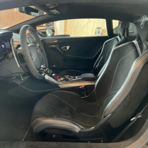 Maxime Langlais Instagram - Boooommmm !!! Je l’ai ma performante !!! C’est ma 36ème fusée et je sais déjà que c’est ma préférée 😱 

C’est la plus inconfortable que je n’ai jamais eu, au bout de 20 minutes j’ai mal partout 😂 elle est inutilisable sur route ouverte mais bordel cette violence !!! Cette sonorité !!! C’est une voiture de course homologuée pour la route c’est juste DINGUE 😍😍😍

Et toi c’est quoi LA voiture débile que tu rêves d’avoir ? 

Et comme d’hab @dccovering à encore frappé !!! 

Nous partions de très très loin, elle était blanche d’origine avec un covering noir satin, les jantes noires et les étriers jaunes… Voici ce qui a été fait :

- Peinture pelable complète en Constellation Blue (couleur Land Rover département SV)
- Jantes repeintes en gris clair satin
- Étriers repeints en blanc 
- Protection complète Xpel Ultimate plus 
- Traitement céramique @krytex_france 

La vidéo de la livraison est disponible sur ma chaîne YouTube 💥 

#lamborghini #huracanperformante #lp6404 #constellationblue #krytex #dccovering