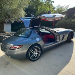 Maxime Langlais Instagram - J’ai l’impression de vivre un rêve éveillé, j’ai toujours rêvé de cette œuvre d’art qui est à mes yeux la Joconde de l’automobile avec ses fameuses portes "papillon" ! 

Je suis ému et fier d’avoir réussi à m’offrir cette pépite dans cette sublime configuration, gris imola, intérieur "Cartier", si il y’a bien une voiture dont je ne me séparerai jamais c’est elle !

C’est vraiment la plus belle voiture du monde, on est d’accord ou pas ? 😊

#mercedes #mercedessls #sls #slsamg