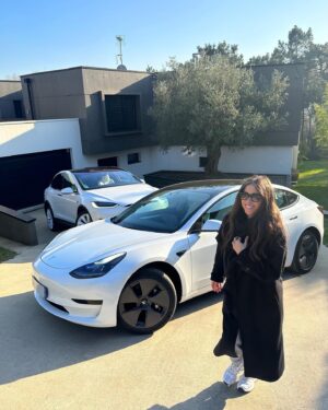 Maxime Langlais Instagram - Et de deux ! On a chopé la Teslite 🤣🤣🤣 Toi aussi tu es passé ou tu penses passer à l’électrique ? ⚡️

*Sincèrement il faut y goûter pour comprendre mais en daily, je le dis, je le redis, RIEN de mieux qu’une Tesla !