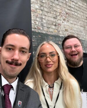 Maximilian Knabe Instagram - 1 Woche Köln:

Eisfest von Pietsmiet gewonnen
Reunion nach 9 Jahren mit @tinnendo 
@knabe_malz released
Papaplatte 2 erschaffen
@gamescomlan durchgeballert
Mit @alishalehmann7 zu Fortnite verabredet