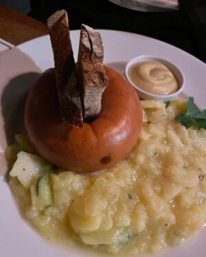 Maximilian Knabe Instagram - Mein guter Bratan @sterzik hat sich gerade im Spandauer Brauhaus einen Spandauer Lümmel von seinem Sitznachbarn gegenüber geliehen.