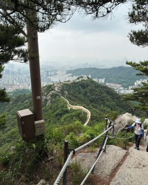 May Phua Instagram - The distance was about 2km to the top but the elevation made the trail harder as we mount ourselves up using the ropes in the last lap. And it also started drizzling on the way down making the experience much interesting. Glad to have conquered this with the hubs and the 4 teenagers.
So short doesn’t mean it’s any easier, the route is a lot steeper up and down😉.
#mykindofhappiness #noschedule #beingtogether