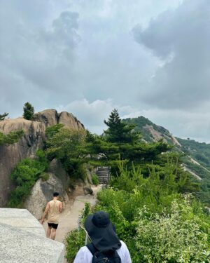 May Phua Instagram - The distance was about 2km to the top but the elevation made the trail harder as we mount ourselves up using the ropes in the last lap. And it also started drizzling on the way down making the experience much interesting. Glad to have conquered this with the hubs and the 4 teenagers.
So short doesn’t mean it’s any easier, the route is a lot steeper up and down😉.
#mykindofhappiness #noschedule #beingtogether