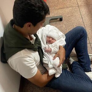 Mayra Méndez Instagram - Mañana, un mes de este día 🥹

Gracias por llegar a nuestras vidas mi muñequita de porcelana. 

No ha sido fácil, tampoco difícil. Las hormonas han estado fastidiosas. Los miedos salieron del escondite y están bailando a mi alrededor. He estado triste, sin energía y sin ánimos. Pero es normal. Es parte del proceso, de adentrarme a una nueva dinámica, una nueva etapa de mi vida. Lo estoy haciendo bien, lo estamos haciendo bien como familia. Paciencia, un día a la vez.