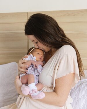 Mayra Méndez Instagram - Ana Sofía: “Bendecida por la sabiduría” ✨

Mi pequeñita, eres un angelito que vino a regalarnos mucho amor y paz. Te amamos 🤍