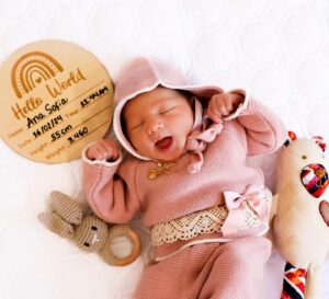 Mayra Méndez Instagram - G R A C I A S 🙏🏼 

Un angelito llego a nuestra familia y yo solo puedo darle gracias a Diosito ✨ 

A N A  S O F I A 

16/02/2024
55 cm
3.460 kilos 
11:44 am