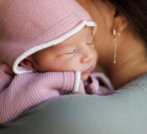 Mayra Méndez Instagram - G R A C I A S 🙏🏼 

Un angelito llego a nuestra familia y yo solo puedo darle gracias a Diosito ✨ 

A N A  S O F I A 

16/02/2024
55 cm
3.460 kilos 
11:44 am