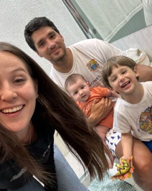 Mayra Méndez Instagram - Mientras seleccionaba las fotos que quería montar en este carrete y en este preciso momento en el que estoy escribiendo estas palabras, un solo pensamiento cargado de amor sincero, agradecimiento y nostalgia se adueña de mi. Lo afortunada que soy de poder disfrutar de esta etapa, una etapa que me hace sentir plena, orgullosa y privilegiada. Ser mamá de 2, pertenecer a una familia de 4. Me está gustando mucho 🤍