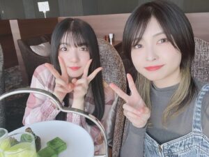 Mayu Yoshioka Instagram - あまねすのお祝いでアフタヌーンティーしてきました🥂

温泉むすめで一緒にたくさん歌って踊って、
年は離れてるけど、共通の話題も多くて。
あっという間の時間を過ごしましたとさ。
(((福島の絆！！！)))

東京の景色すげぇーーー(上京して１０年)
って言いながらオシャレ席で爆笑してました。
最高です👍

いつかまた一緒に歌いたいなぁ！！