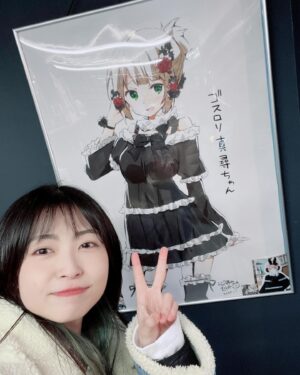 Mayu Yoshioka Instagram - 飯坂温泉に家族を連れて行くことに成功しました♨️

特別観光大使として、案内できる(普段私がなんの仕事してるかわからない弟に自慢できる絶好の機会だ😏とも思った。)ということで、意気揚々と一人で新幹線に乗り…
福島まで。
そして飯坂線に乗り換えて、現地集合。

飯坂線に乗っているときに、回りたいお店をGoogle先生と打ち合わせたところ、ほぼ休業日。
まだまだ未熟です。頑張ります。

その後、飯坂名物円盤餃子と飯坂ラーメンを食べて、仙台へ。

仙台の滞在時間約2時間。
その間に行けるお店を探して行ったのが、ビジュゥさん🧇
「かのおが便利軒」の収録終わりにお邪魔したこともあったんですが、お客さんが多くて、普通に家族とカフェして、ささっと東京に戻りました笑

1日で聖地を回りまくる旅。
我ながら元気だな。

次行く時は、休業日を把握した上で、もっとお店知識入れていかなきゃです。

楽しかった！！！💚❤️
