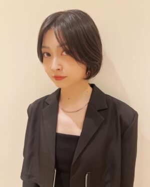 Mayu Yoshioka Instagram - 全身ブラックコーデ。

遥のイラストに少しでも近づけられたら…と思ってショートだけのジャケットにしてみました。

かっこいい女性の独特のシルエット大好きなんですけど、極めるにはどうしたらいいですか…
オシャレな人に聞きたい…。

最近だんだんクローゼットが黒くなっていく。
色が消えていくんですが、大丈夫かな笑

#プロセカアフタートーク
#桐谷遥
#ブラックコーデ