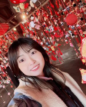 Mayu Yoshioka Instagram - 飯坂温泉に家族を連れて行くことに成功しました♨️

特別観光大使として、案内できる(普段私がなんの仕事してるかわからない弟に自慢できる絶好の機会だ😏とも思った。)ということで、意気揚々と一人で新幹線に乗り…
福島まで。
そして飯坂線に乗り換えて、現地集合。

飯坂線に乗っているときに、回りたいお店をGoogle先生と打ち合わせたところ、ほぼ休業日。
まだまだ未熟です。頑張ります。

その後、飯坂名物円盤餃子と飯坂ラーメンを食べて、仙台へ。

仙台の滞在時間約2時間。
その間に行けるお店を探して行ったのが、ビジュゥさん🧇
「かのおが便利軒」の収録終わりにお邪魔したこともあったんですが、お客さんが多くて、普通に家族とカフェして、ささっと東京に戻りました笑

1日で聖地を回りまくる旅。
我ながら元気だな。

次行く時は、休業日を把握した上で、もっとお店知識入れていかなきゃです。

楽しかった！！！💚❤️