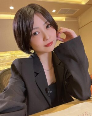 Mayu Yoshioka Instagram - #プロセカアフタートーク 💙

昨日の生放送、ありがとうございました！
たくさん語って、コメントで交流して。
一緒にアフターライブ見れたの最高だったな。
久しぶりにソロで出たけど、止めてくれる人いないとずっと喋る人になってました。

でも、まだ語れることあるので、そのうち喋りましょう(巻き込んでいくスタイル)

この日、衣装とかメイクとか、色んな方にめっちゃ褒めてもらえたの嬉しかった✨
マネージャーさんからもLINE飛んできて最高にテンション爆上げでした。
褒められて伸びる子。
そして流石のさんちゃんメイク👍

#プロセカ 
#桐谷遥