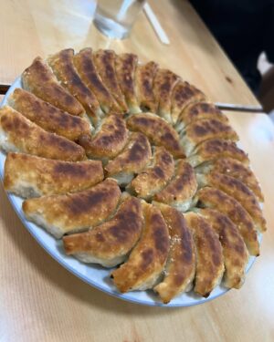 Mayu Yoshioka Instagram - 飯坂温泉に家族を連れて行くことに成功しました♨️

特別観光大使として、案内できる(普段私がなんの仕事してるかわからない弟に自慢できる絶好の機会だ😏とも思った。)ということで、意気揚々と一人で新幹線に乗り…
福島まで。
そして飯坂線に乗り換えて、現地集合。

飯坂線に乗っているときに、回りたいお店をGoogle先生と打ち合わせたところ、ほぼ休業日。
まだまだ未熟です。頑張ります。

その後、飯坂名物円盤餃子と飯坂ラーメンを食べて、仙台へ。

仙台の滞在時間約2時間。
その間に行けるお店を探して行ったのが、ビジュゥさん🧇
「かのおが便利軒」の収録終わりにお邪魔したこともあったんですが、お客さんが多くて、普通に家族とカフェして、ささっと東京に戻りました笑

1日で聖地を回りまくる旅。
我ながら元気だな。

次行く時は、休業日を把握した上で、もっとお店知識入れていかなきゃです。

楽しかった！！！💚❤️