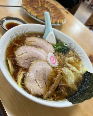 Mayu Yoshioka Instagram - 飯坂温泉に家族を連れて行くことに成功しました♨️

特別観光大使として、案内できる(普段私がなんの仕事してるかわからない弟に自慢できる絶好の機会だ😏とも思った。)ということで、意気揚々と一人で新幹線に乗り…
福島まで。
そして飯坂線に乗り換えて、現地集合。

飯坂線に乗っているときに、回りたいお店をGoogle先生と打ち合わせたところ、ほぼ休業日。
まだまだ未熟です。頑張ります。

その後、飯坂名物円盤餃子と飯坂ラーメンを食べて、仙台へ。

仙台の滞在時間約2時間。
その間に行けるお店を探して行ったのが、ビジュゥさん🧇
「かのおが便利軒」の収録終わりにお邪魔したこともあったんですが、お客さんが多くて、普通に家族とカフェして、ささっと東京に戻りました笑

1日で聖地を回りまくる旅。
我ながら元気だな。

次行く時は、休業日を把握した上で、もっとお店知識入れていかなきゃです。

楽しかった！！！💚❤️