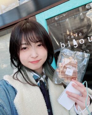 Mayu Yoshioka Instagram - 飯坂温泉に家族を連れて行くことに成功しました♨️

特別観光大使として、案内できる(普段私がなんの仕事してるかわからない弟に自慢できる絶好の機会だ😏とも思った。)ということで、意気揚々と一人で新幹線に乗り…
福島まで。
そして飯坂線に乗り換えて、現地集合。

飯坂線に乗っているときに、回りたいお店をGoogle先生と打ち合わせたところ、ほぼ休業日。
まだまだ未熟です。頑張ります。

その後、飯坂名物円盤餃子と飯坂ラーメンを食べて、仙台へ。

仙台の滞在時間約2時間。
その間に行けるお店を探して行ったのが、ビジュゥさん🧇
「かのおが便利軒」の収録終わりにお邪魔したこともあったんですが、お客さんが多くて、普通に家族とカフェして、ささっと東京に戻りました笑

1日で聖地を回りまくる旅。
我ながら元気だな。

次行く時は、休業日を把握した上で、もっとお店知識入れていかなきゃです。

楽しかった！！！💚❤️