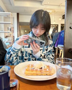 Mayu Yoshioka Instagram - 飯坂温泉に家族を連れて行くことに成功しました♨️

特別観光大使として、案内できる(普段私がなんの仕事してるかわからない弟に自慢できる絶好の機会だ😏とも思った。)ということで、意気揚々と一人で新幹線に乗り…
福島まで。
そして飯坂線に乗り換えて、現地集合。

飯坂線に乗っているときに、回りたいお店をGoogle先生と打ち合わせたところ、ほぼ休業日。
まだまだ未熟です。頑張ります。

その後、飯坂名物円盤餃子と飯坂ラーメンを食べて、仙台へ。

仙台の滞在時間約2時間。
その間に行けるお店を探して行ったのが、ビジュゥさん🧇
「かのおが便利軒」の収録終わりにお邪魔したこともあったんですが、お客さんが多くて、普通に家族とカフェして、ささっと東京に戻りました笑

1日で聖地を回りまくる旅。
我ながら元気だな。

次行く時は、休業日を把握した上で、もっとお店知識入れていかなきゃです。

楽しかった！！！💚❤️