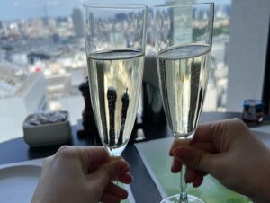 Mayu Yoshioka Instagram - あまねすのお祝いでアフタヌーンティーしてきました🥂

温泉むすめで一緒にたくさん歌って踊って、
年は離れてるけど、共通の話題も多くて。
あっという間の時間を過ごしましたとさ。
(((福島の絆！！！)))

東京の景色すげぇーーー(上京して１０年)
って言いながらオシャレ席で爆笑してました。
最高です👍

いつかまた一緒に歌いたいなぁ！！