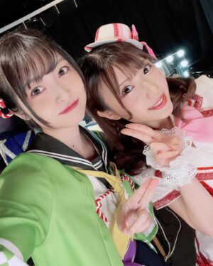 Mayu Yoshioka Instagram - 温ゲキむすめMEMORY ありがとうございました♨️

最高に熱くて盛り上がった1日でした！
コラボライブ、温泉むすめとして参加できて本当に嬉しかったです！！

チーム温泉むすめ。
飯坂ぶりのあまねすとの歌、安心感あってすごく楽しかったし、ソロ曲コーレス楽しすぎだし、みはるんの歌沁みるし、可愛いし、春野先生…いつから先生って呼んでたっけ…楽しい人すぎたし、一日でみんなと一気に仲良くなれたのもあって、最高のチームだなって思ってました👍

オンゲキの皆さんともお話できて。
楽屋からずっと楽しかったです。
コラボのタオル曲が、ずっと頭から離れません。
朝起きて、仕事前ずっと鼻歌してた。笑

良い曲いっぱい！
ゲームセンター行ったらオンゲキ探すな、きっと。

実は真尋ちゃん関東でのライブ初なので、ドキドキしてました。
しかも歌ったことない曲たくさんチャレンジさせてもらえて。
約5年ぶりのコラボライブ、また見たいってみんなに思ってもらえてたら良いな〜！
温むす知らなかった人にも少しでも温泉地行ってみようかなって思ってもらえてたら幸せです☺️

そして、飯坂温泉でのイベントも発表されました。
今年10月！
だいぶ先だな…！！と思った皆さん。
あっという間ですよ？笑
これで今年10月までは生きていけるね👍
よろしくお願いします！

#温泉むすめ #オンゲキ
#温ゲキむすめ 
#飯坂温泉 
#飯坂真尋
