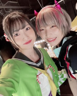 Mayu Yoshioka Instagram - 温ゲキむすめMEMORY ありがとうございました♨️

最高に熱くて盛り上がった1日でした！
コラボライブ、温泉むすめとして参加できて本当に嬉しかったです！！

チーム温泉むすめ。
飯坂ぶりのあまねすとの歌、安心感あってすごく楽しかったし、ソロ曲コーレス楽しすぎだし、みはるんの歌沁みるし、可愛いし、春野先生…いつから先生って呼んでたっけ…楽しい人すぎたし、一日でみんなと一気に仲良くなれたのもあって、最高のチームだなって思ってました👍

オンゲキの皆さんともお話できて。
楽屋からずっと楽しかったです。
コラボのタオル曲が、ずっと頭から離れません。
朝起きて、仕事前ずっと鼻歌してた。笑

良い曲いっぱい！
ゲームセンター行ったらオンゲキ探すな、きっと。

実は真尋ちゃん関東でのライブ初なので、ドキドキしてました。
しかも歌ったことない曲たくさんチャレンジさせてもらえて。
約5年ぶりのコラボライブ、また見たいってみんなに思ってもらえてたら良いな〜！
温むす知らなかった人にも少しでも温泉地行ってみようかなって思ってもらえてたら幸せです☺️

そして、飯坂温泉でのイベントも発表されました。
今年10月！
だいぶ先だな…！！と思った皆さん。
あっという間ですよ？笑
これで今年10月までは生きていけるね👍
よろしくお願いします！

#温泉むすめ #オンゲキ
#温ゲキむすめ 
#飯坂温泉 
#飯坂真尋