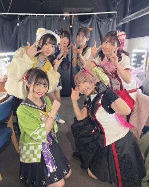 Mayu Yoshioka Instagram - 温ゲキむすめMEMORY ありがとうございました♨️

最高に熱くて盛り上がった1日でした！
コラボライブ、温泉むすめとして参加できて本当に嬉しかったです！！

チーム温泉むすめ。
飯坂ぶりのあまねすとの歌、安心感あってすごく楽しかったし、ソロ曲コーレス楽しすぎだし、みはるんの歌沁みるし、可愛いし、春野先生…いつから先生って呼んでたっけ…楽しい人すぎたし、一日でみんなと一気に仲良くなれたのもあって、最高のチームだなって思ってました👍

オンゲキの皆さんともお話できて。
楽屋からずっと楽しかったです。
コラボのタオル曲が、ずっと頭から離れません。
朝起きて、仕事前ずっと鼻歌してた。笑

良い曲いっぱい！
ゲームセンター行ったらオンゲキ探すな、きっと。

実は真尋ちゃん関東でのライブ初なので、ドキドキしてました。
しかも歌ったことない曲たくさんチャレンジさせてもらえて。
約5年ぶりのコラボライブ、また見たいってみんなに思ってもらえてたら良いな〜！
温むす知らなかった人にも少しでも温泉地行ってみようかなって思ってもらえてたら幸せです☺️

そして、飯坂温泉でのイベントも発表されました。
今年10月！
だいぶ先だな…！！と思った皆さん。
あっという間ですよ？笑
これで今年10月までは生きていけるね👍
よろしくお願いします！

#温泉むすめ #オンゲキ
#温ゲキむすめ 
#飯坂温泉 
#飯坂真尋