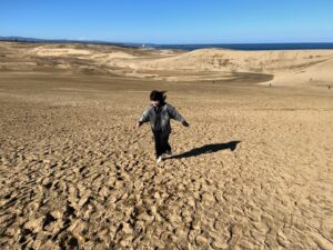 Mayu Yoshioka Instagram - だんだん近づいてくる吉岡さん。

#鳥取砂丘 
#鳥取観光 

…お仕事です🐪