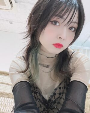 Mayu Yoshioka Instagram - 『ヨシオカとホンイズミ〜はじめてのリアルイベント〜』グッズ撮影してきました！

予定枚数を超える撮影になりました。
映えまくり盛れまくり。

本番では着る予定はないので、グッズで楽しんだもらえたらいいなと思っています。
ふぅー、ここから写真選定か。面白くなってきやがった😏

YouTubeの方で、撮影の裏側見れます。
是非見てね。