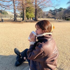 Mayuna Saburi Instagram - どこの角度から撮ったら
かわいくヘアクリップが映るのか…🫧⛲️🪵笑

accessory @potete_potete 
outer @ungrid_official 

もう冬も終わりかなぁ、はやいね⛄️

#ootd #outfitoftheday 
#私服 #さぶりんこーで